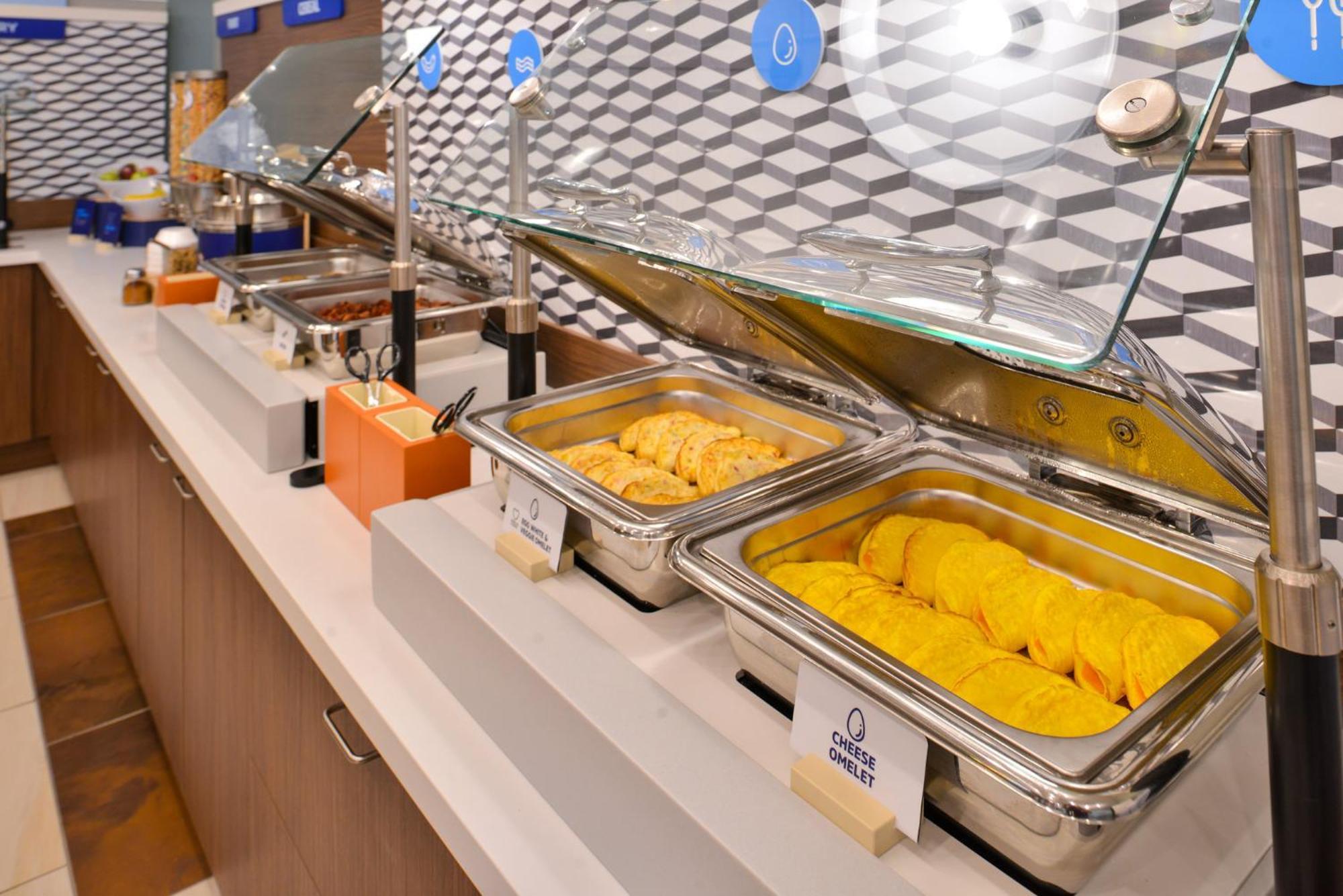 Holiday Inn Express Cleveland Airport - Brook Park By Ihg Ngoại thất bức ảnh